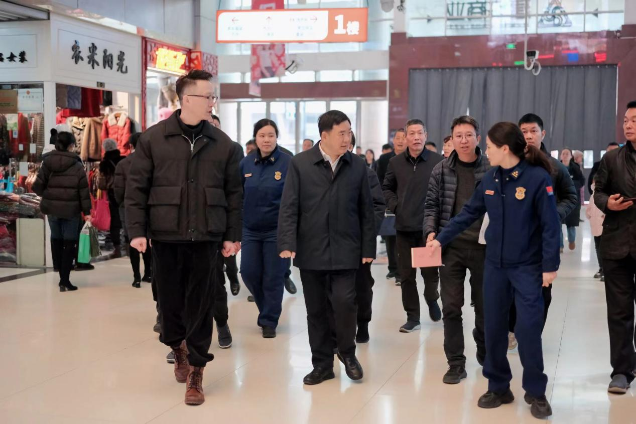 省、市、區(qū)領(lǐng)導(dǎo)蒞臨錢(qián)江商城指導(dǎo)安全生產(chǎn)工作