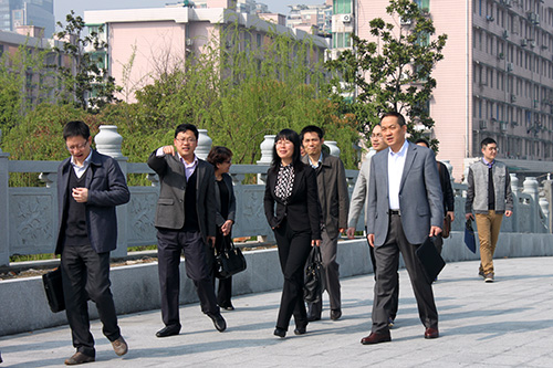 20150329中央黨校課題組專(zhuān)家一行蒞臨建華文創(chuàng)園調(diào)研 (1).jpg