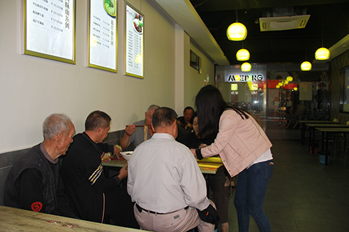 20151021重陽節(jié)送長壽面活動(dòng)2.jpg